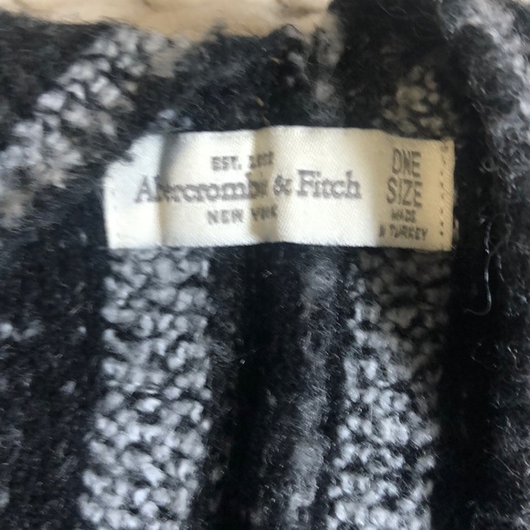 Abercrombie and Fitch cape - Picture 2 of 3
